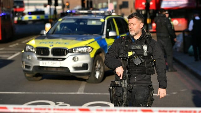 Ein Polizist am Tatort auf der London Bridge im Zentrum Londons.