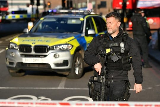 Ein Polizist am Tatort auf der London Bridge im Zentrum Londons.