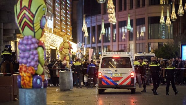 Polizisten in der Einkaufsstraße im Zentrum von Den Haag.