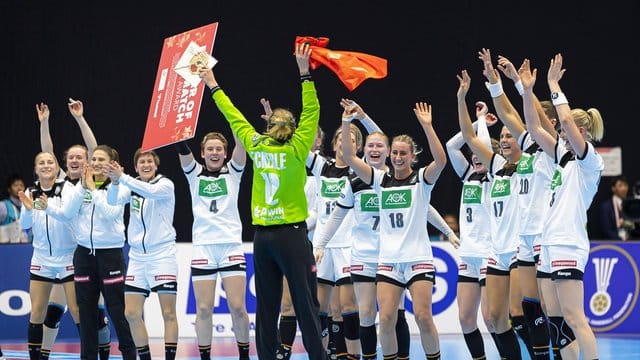 DHB-Torhüterin Dinah Eckerle (M) wurde als beste Spielerin des Spiels ausgezeichnet.