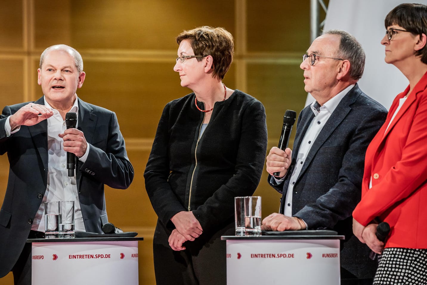 Olaf Scholz und Klara Geywitz (v. l.) gegen Norbert Walter-Borjans und Saskia Esken: Formal wird der Sieger auf dem Bundesparteitag am nächsten Wochenende bekannt gegeben.