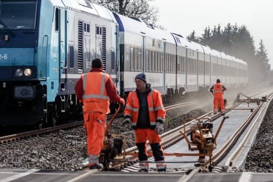 Bahnarbeiter auf der Marschbahnstrecke (Archivbild): Wegen einer Weichenstörung kommt es tagelang zu Behinderungen.