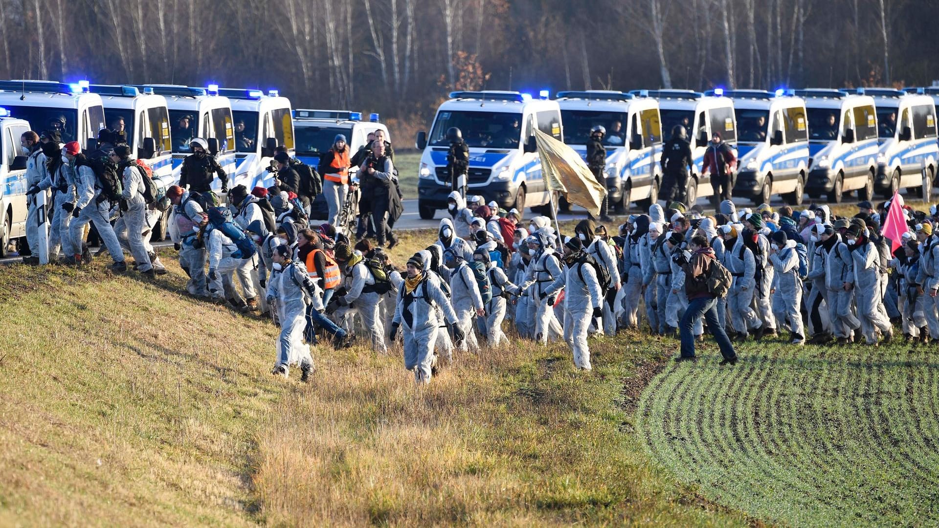 Protest gegen Kohle-Abbau: Aktivisten und Polizei in Lippendorf nahe Leipzig