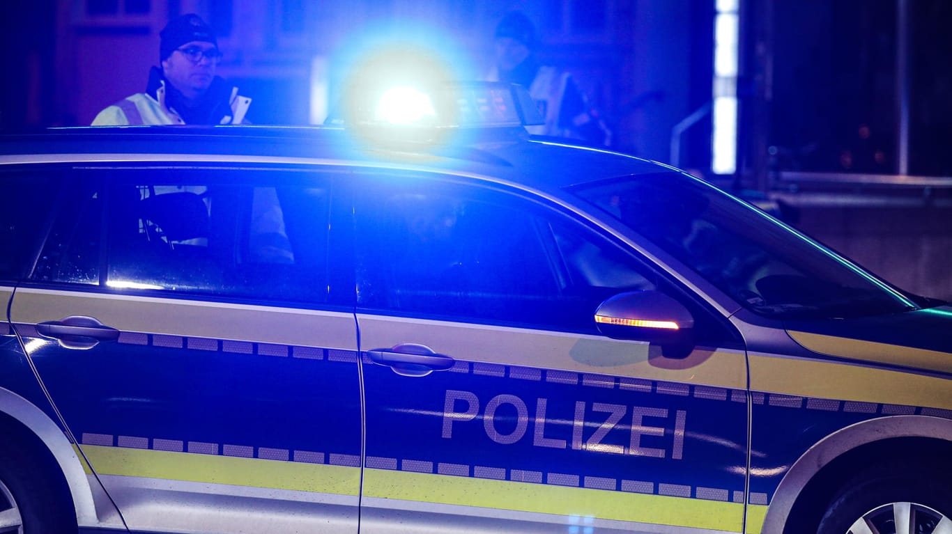 Polizeiwagen mit Blaulicht: In Sindelfingen sind bei einem Autounfall drei Menschen gestorben. (Symbolbild)