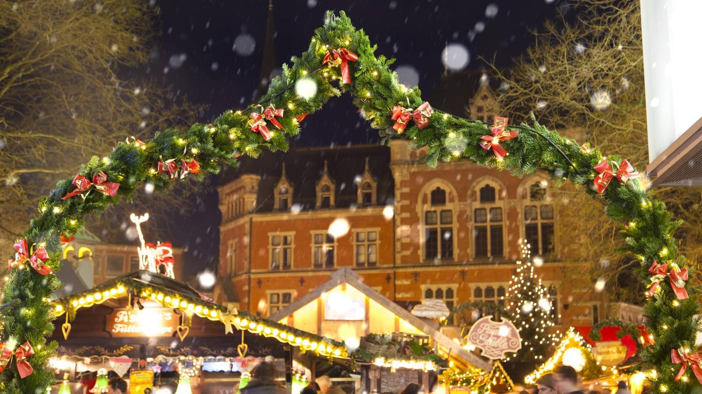 Weihnachtsmarkt mit leichtem Schneefall: Der erste Advent wird frostig kalt. (Symbolbild)