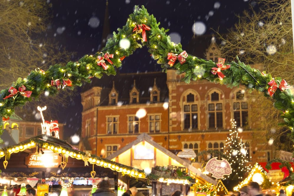 Weihnachtsmarkt mit leichtem Schneefall: Der erste Advent wird frostig kalt. (Symbolbild)