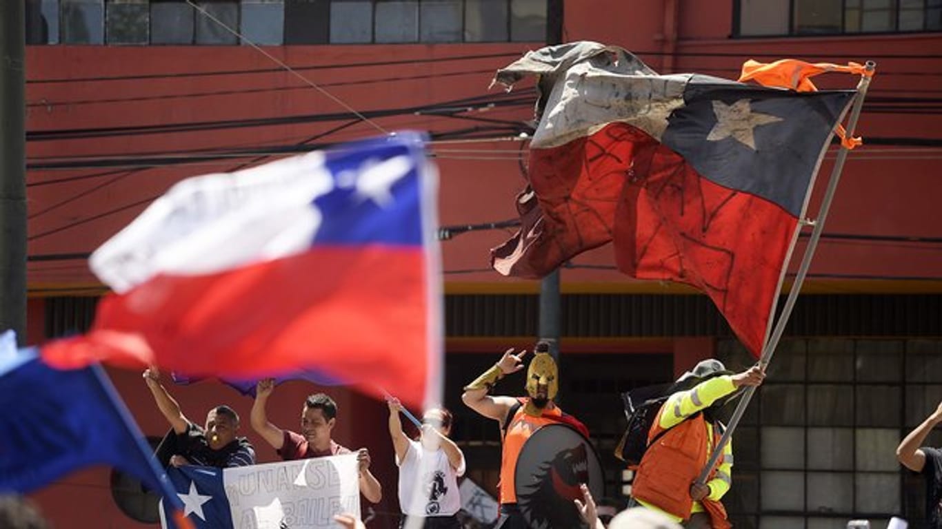 In Chile gehen zahlreiche Menschen gegen die Regierung auf die Straße.