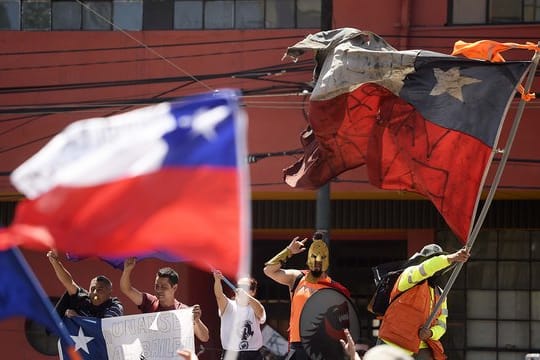 In Chile gehen zahlreiche Menschen gegen die Regierung auf die Straße.