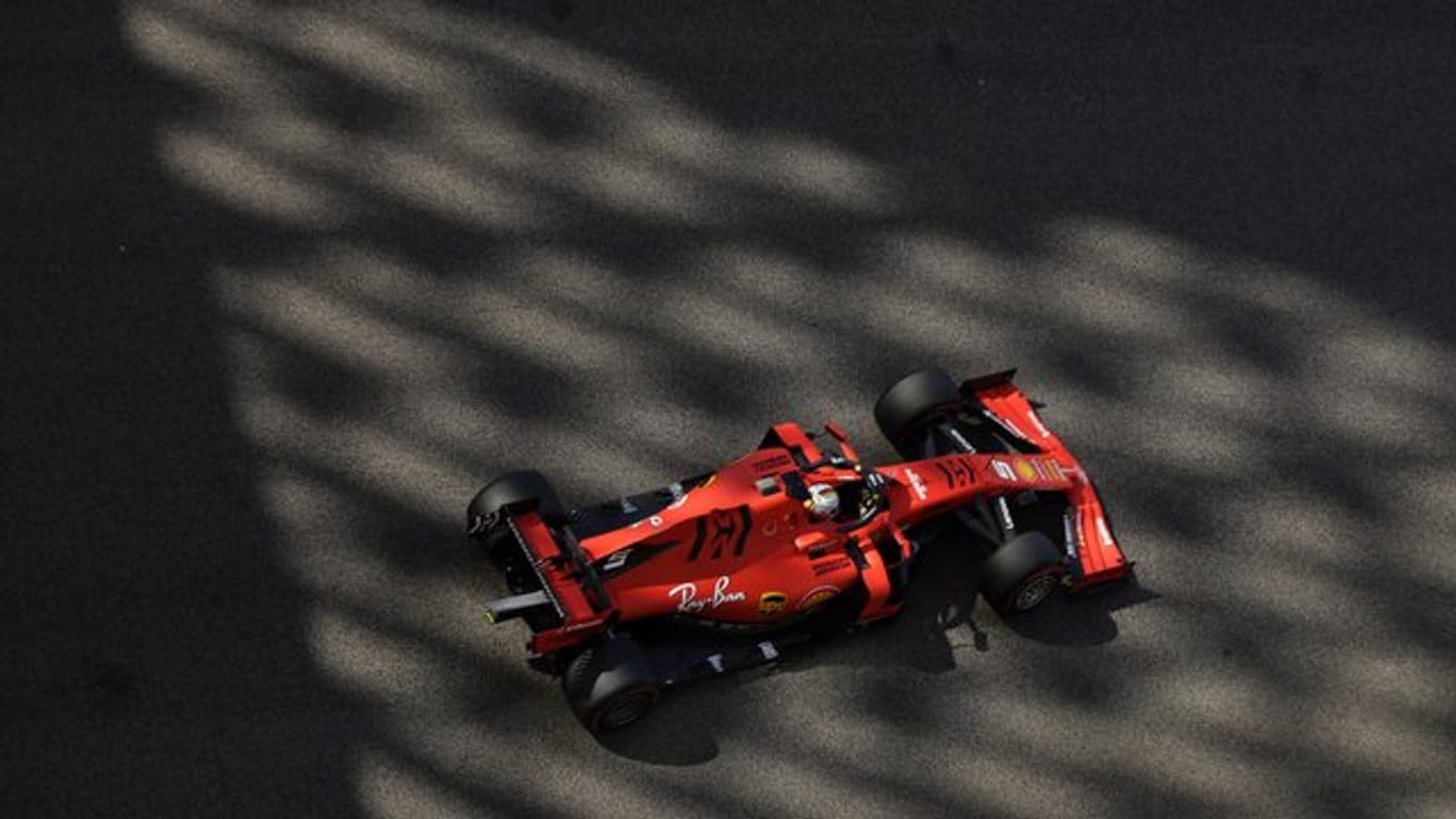 Sebastian Vettel rast in seinem Ferrari über die Yas Marina Rennstrecke.