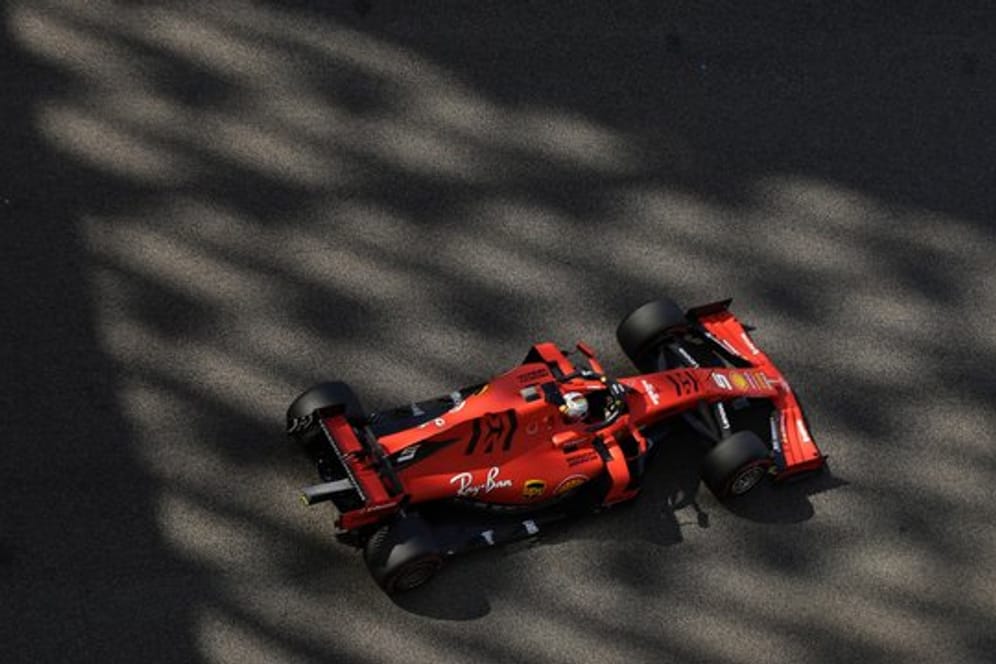 Sebastian Vettel rast in seinem Ferrari über die Yas Marina Rennstrecke.