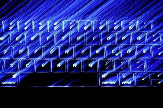 Die beleuchtete Tastatur eines Macbooks.