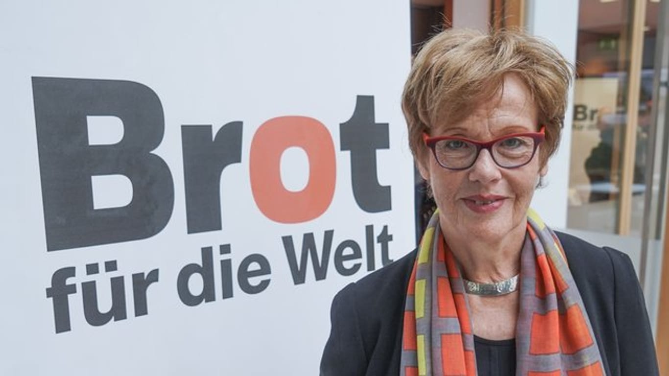 Cornelia Füllkrug-Weitzel, Präsidentin von "Brot für die Welt", neben dem Logo des evangelischen Hilfswerks.