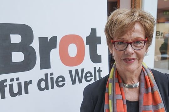 Cornelia Füllkrug-Weitzel, Präsidentin von "Brot für die Welt", neben dem Logo des evangelischen Hilfswerks.