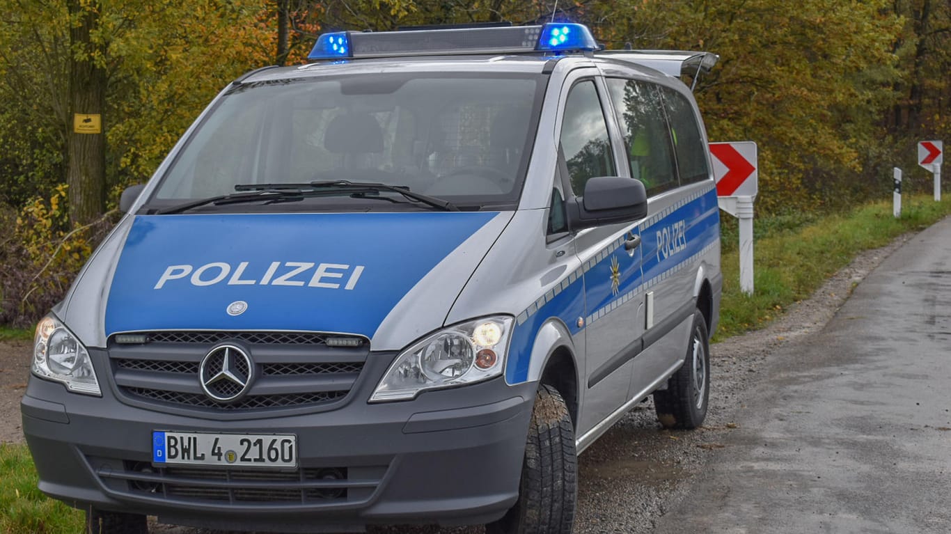 Baden-Württembergische Polizei: Ein Mann ist mit seinem Auto in einen Fluss gefahren. (Symbolbild)
