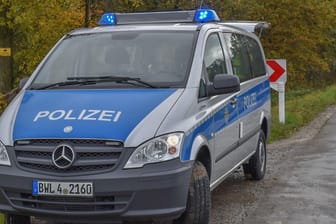 Baden-Württembergische Polizei: Ein Mann ist mit seinem Auto in einen Fluss gefahren. (Symbolbild)