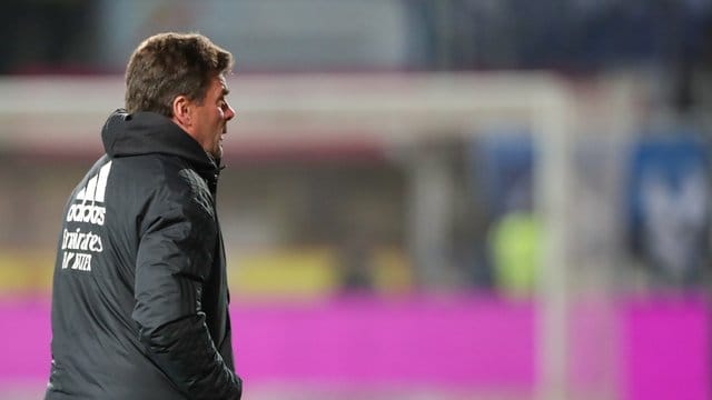 War nach der Niederlage beim VfL Osnabrück bedient: HSV-Coach Dieter Hecking. War nach der Niederlage beim VfL Osnabrück bedient: HSV-Coach Dieter Hecking.