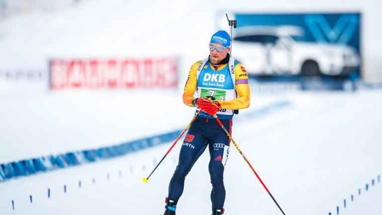 Erik Lesser kommt in Östersund ins Ziel.