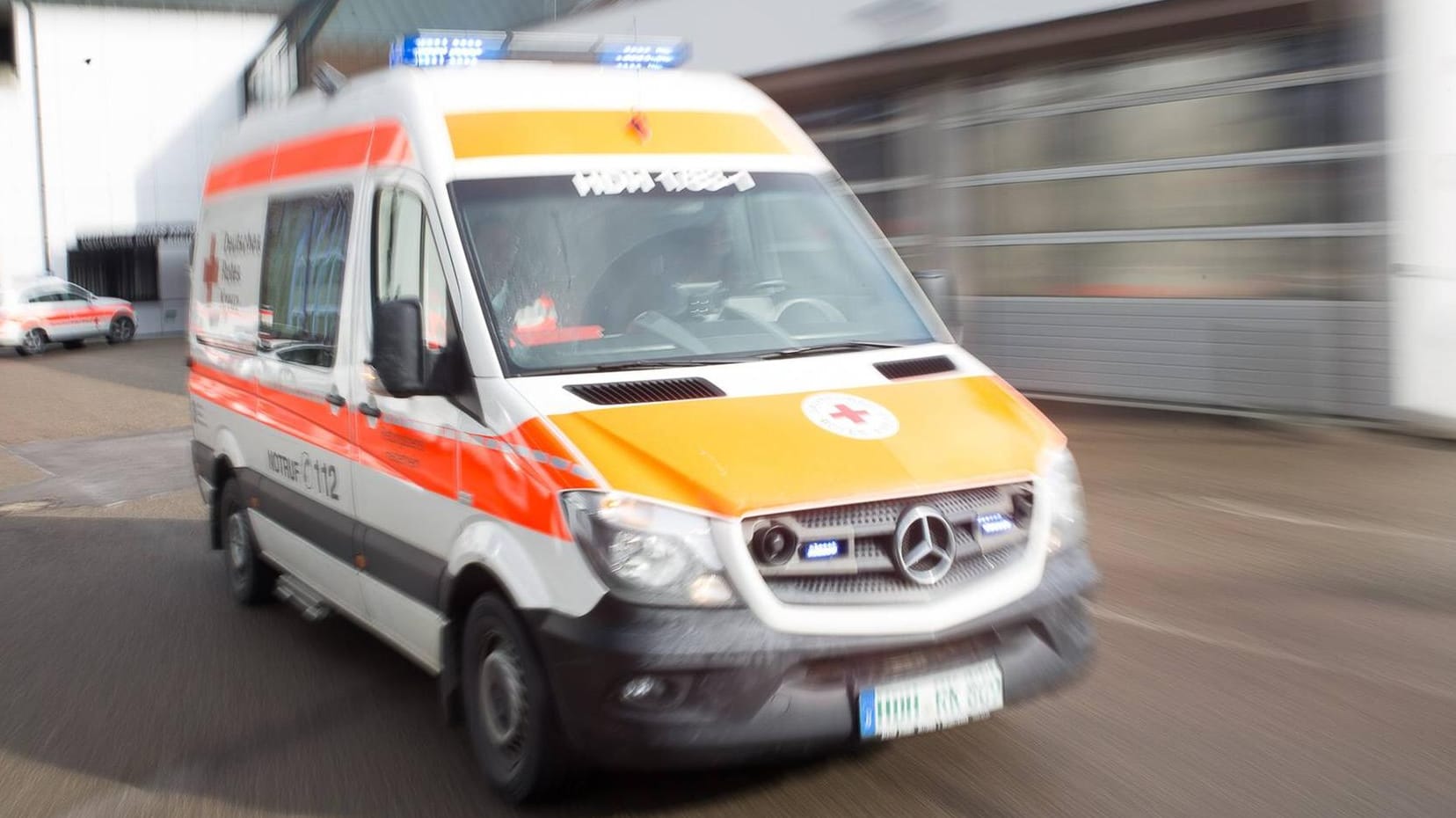 Rettungsdienst im Einsatz (Symbolbild): Warum der Mann über die Balkonbrüstungen kletterte, hat die Polizei nicht bekannt gegeben.