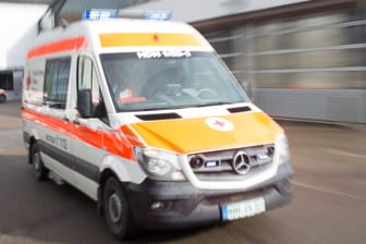 Rettungsdienst im Einsatz (Symbolbild): Warum der Mann über die Balkonbrüstungen kletterte, hat die Polizei nicht bekannt gegeben.