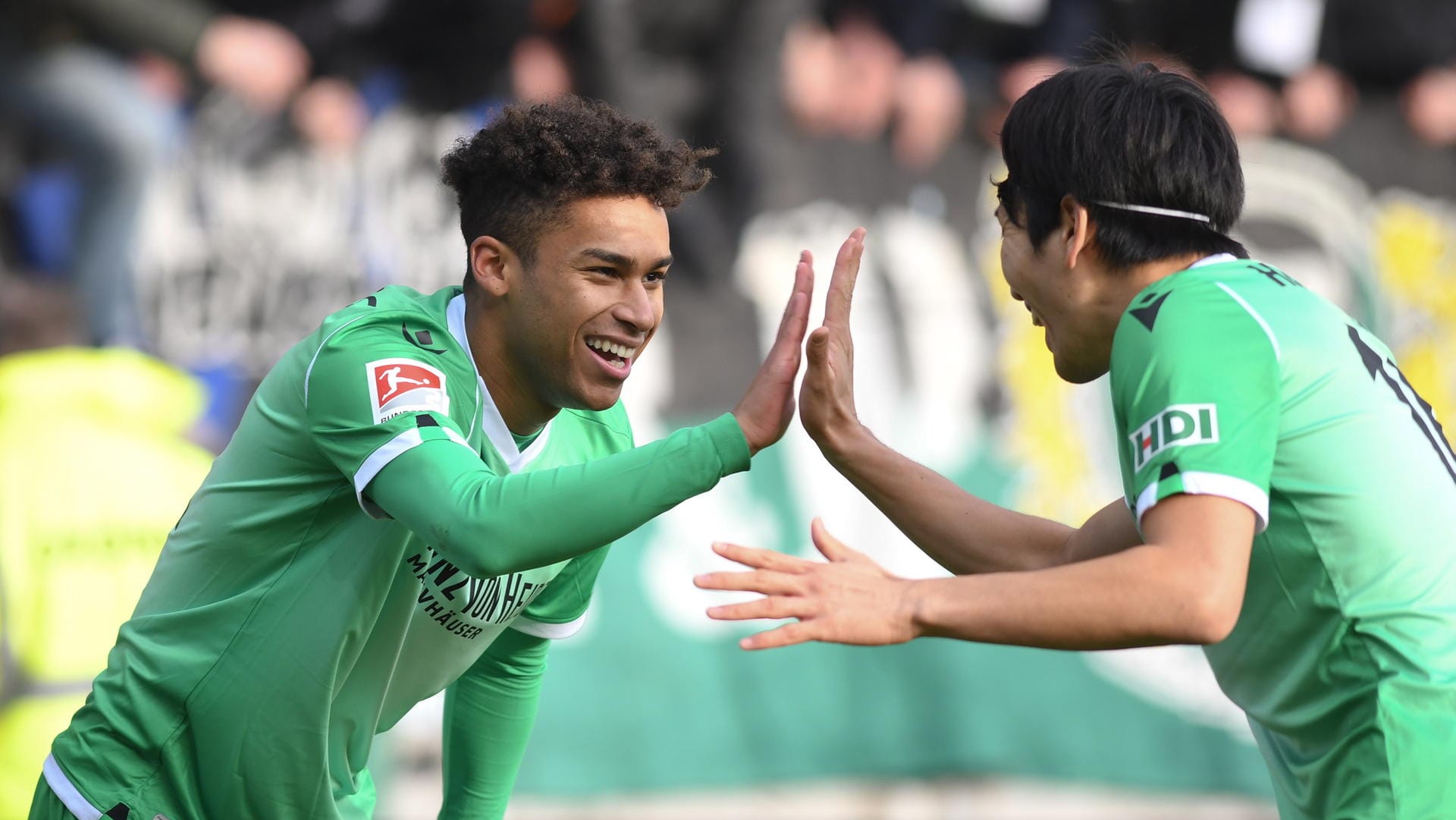 Jubeln über den 1:0-Siegtreffer: Torschütze Linton Maina (l.) und Genki Haraguchi.