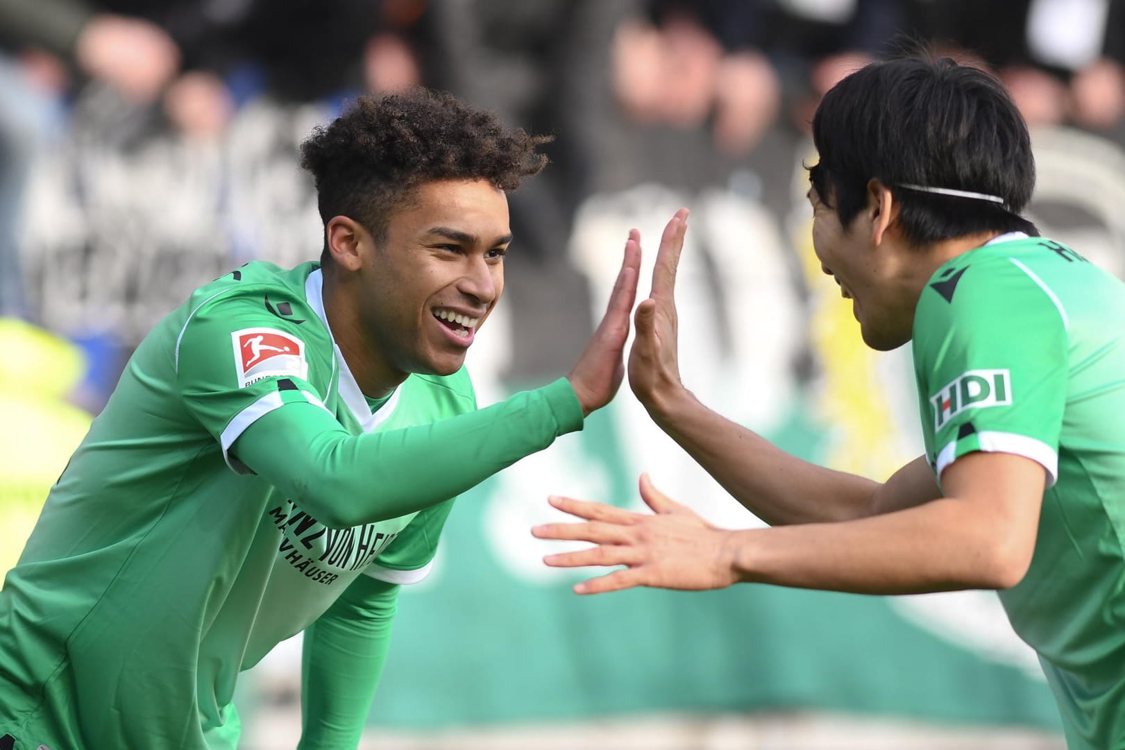 Jubeln über den 1:0-Siegtreffer: Torschütze Linton Maina (l.) und Genki Haraguchi.