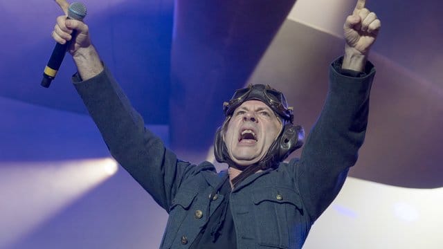 Bruce Dickinson ist der Sänger der Heavy-Metal-Band Iron Maiden.