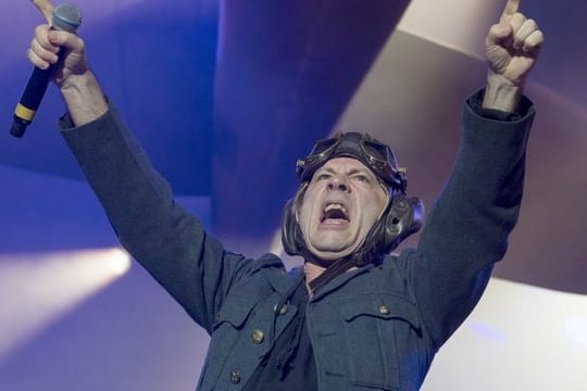 Bruce Dickinson ist der Sänger der Heavy-Metal-Band Iron Maiden.