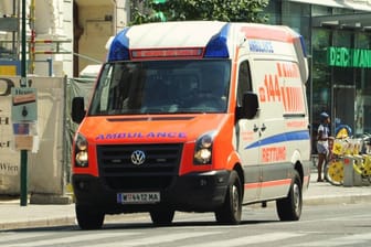 Österreichischer Rettungswagen im Einsatz (Symbolbild): Der Arbeiter wurde von einem sehr schweren Werkzeug eingeklemmt.