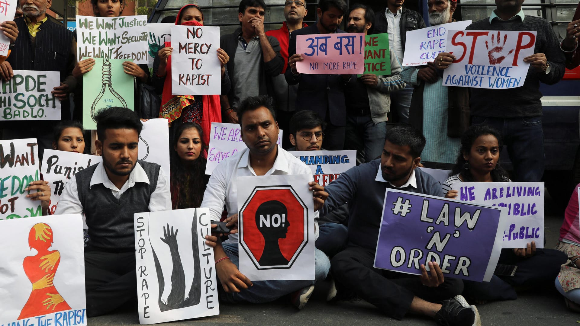 Demonstranten halten Schilder auf einer Demonstration gegen die mutmaßlichen Täter: Immer wieder kommt es in Indien zu massiver Gewalt gegen Frauen.