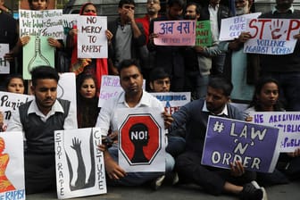 Demonstranten halten Schilder auf einer Demonstration gegen die mutmaßlichen Täter: Immer wieder kommt es in Indien zu massiver Gewalt gegen Frauen.