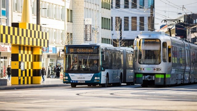 Für einen Tag kostenlos: Ein Linienbus der Regiobus Hannover GmbH und eine Straßenbahn der Üstra Hannoversche Verkehrsbetriebe an der Haltestelle Steintor. Für einen Tag kostenlos: Ein Linienbus der Regiobus Hannover GmbH und eine Straßenbahn der Üstra Hannoversche Verkehrsbetriebe an der Haltestelle Steintor.