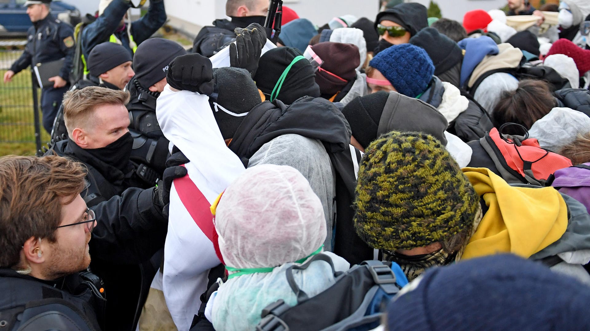 Rangeleien zwischen Demonstranten und der Polizei: Wie hier nahe des Tagebaus Vereinigtes Schleenhain blieb es nicht immer friedlich.