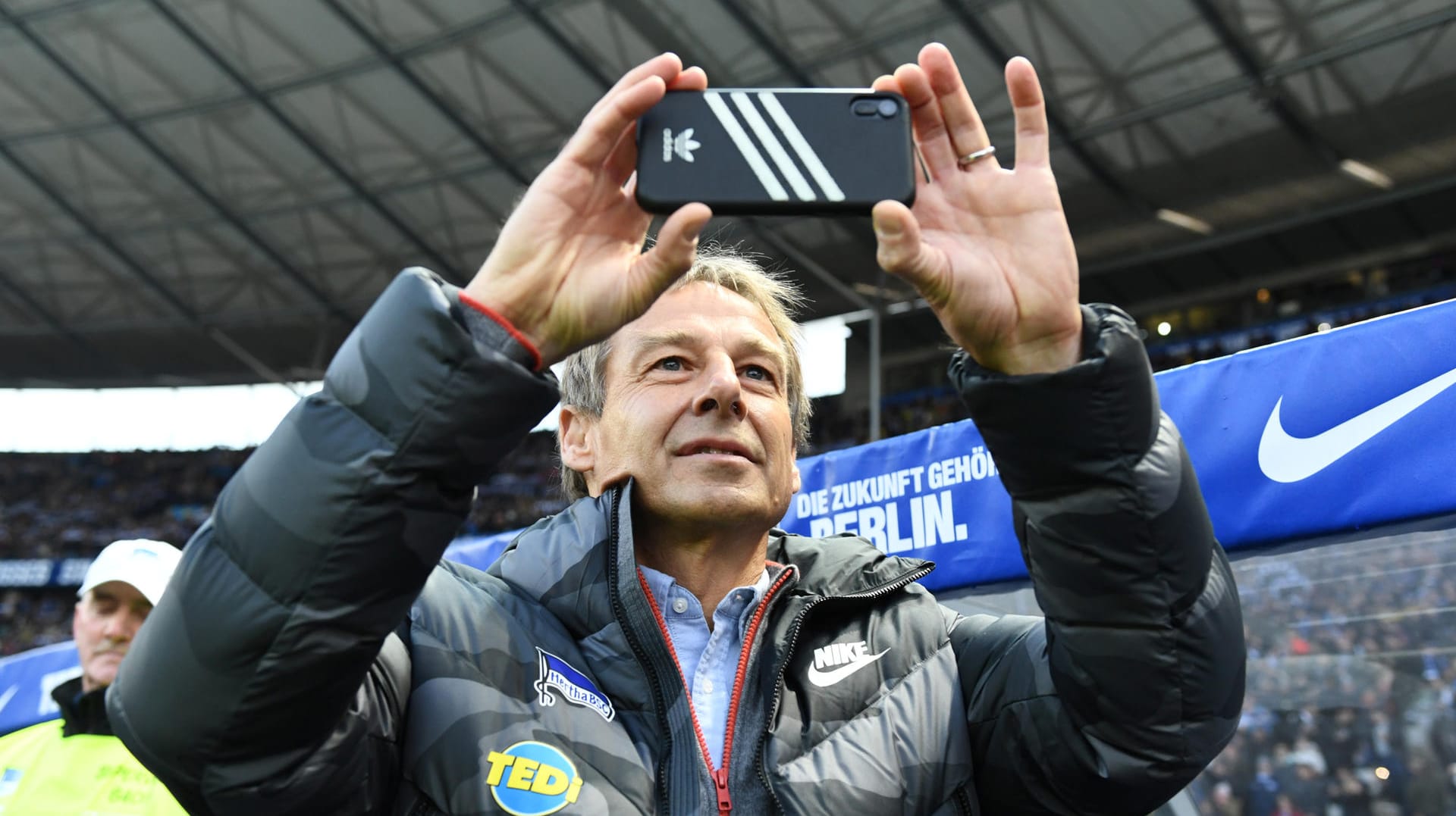 Jürgen Klinsmann: Der frühere Bundestrainer filmte die Atmosphäre vor seinem Hertha-Debüt.