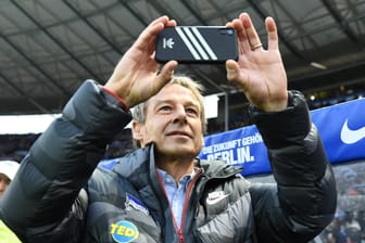 Jürgen Klinsmann: Der frühere Bundestrainer filmte die Atmosphäre vor seinem Hertha-Debüt.
