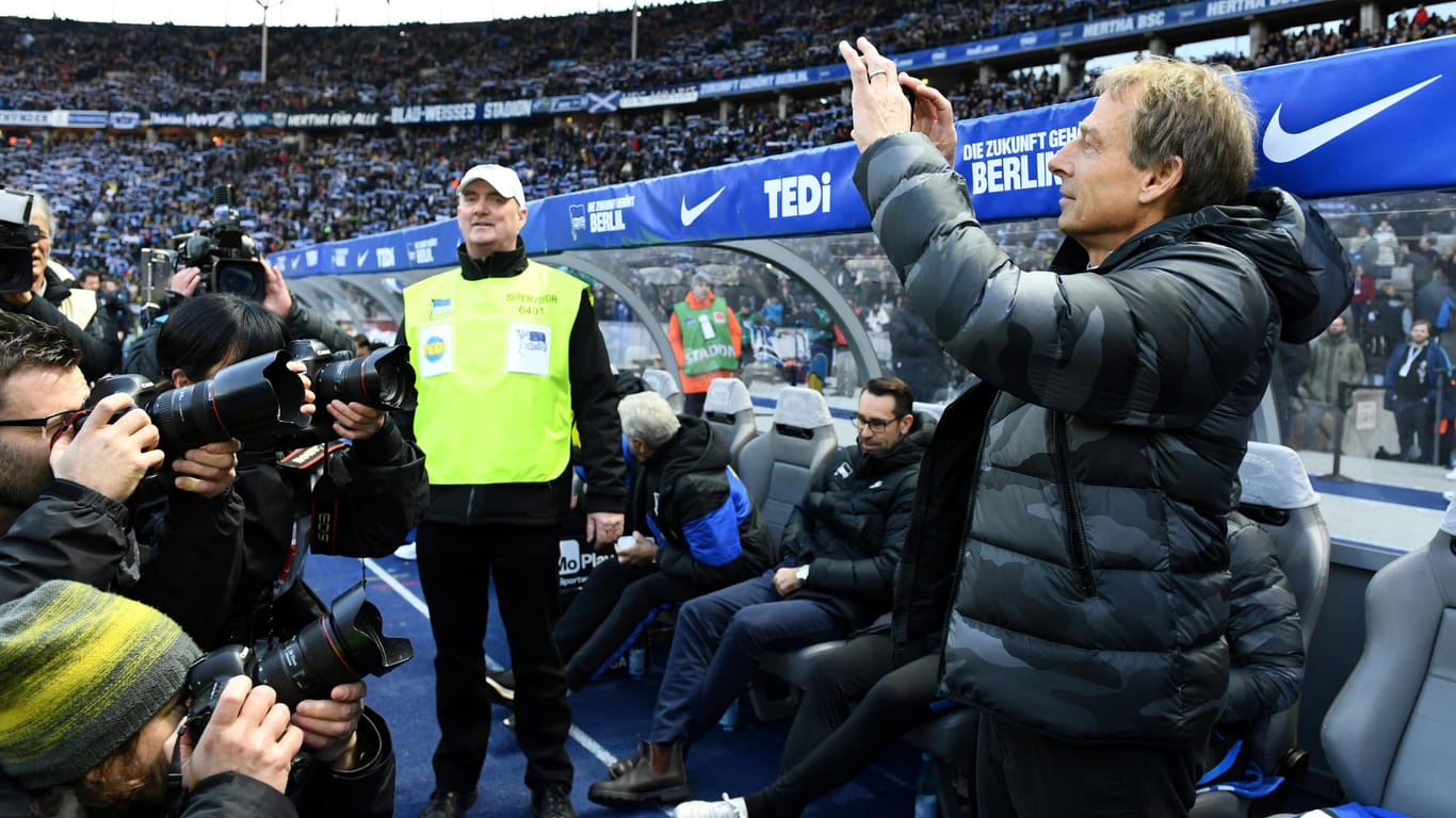 Jürgen Klinsmann (r.): Herthas neuer Trainer hält sein Debüt mit dem Handy fest.