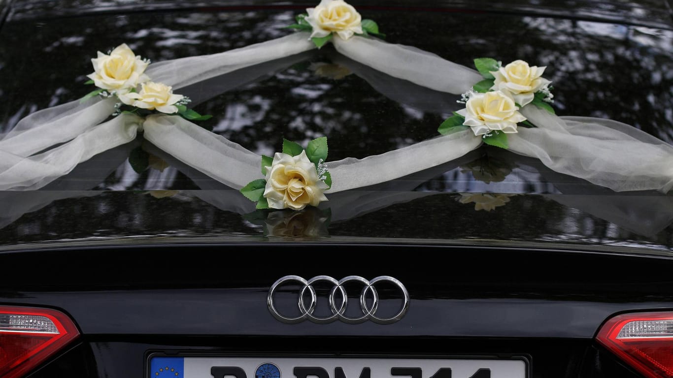 Ein mit Blumen geschmücktes Auto wird als Hochzeitsfahrzeug genutzt: Das Ministerium lässt sich seit April jeden Einsatz melden, um ihn in ein Lagebild einzupflegen.