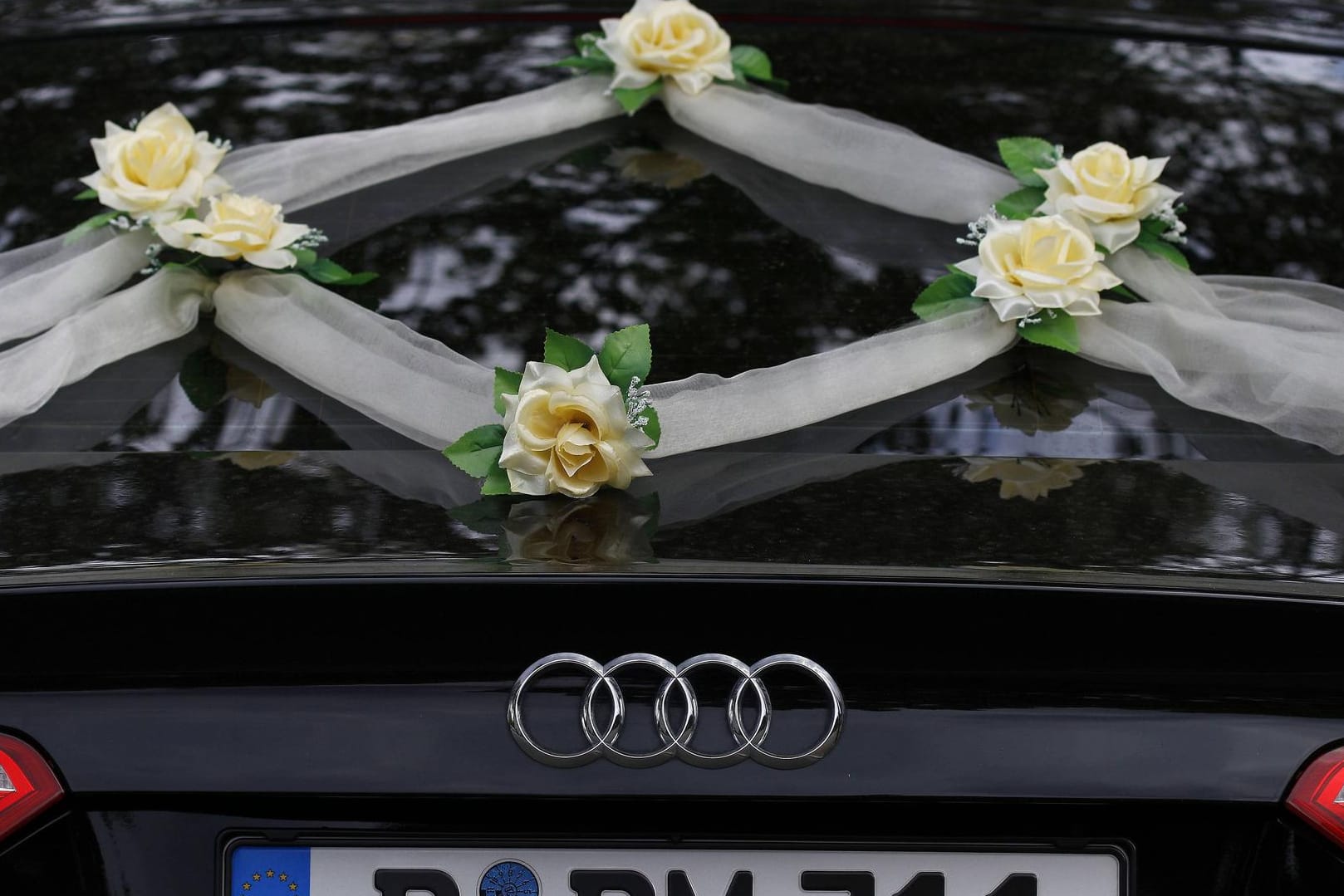 Ein mit Blumen geschmücktes Auto wird als Hochzeitsfahrzeug genutzt: Das Ministerium lässt sich seit April jeden Einsatz melden, um ihn in ein Lagebild einzupflegen.