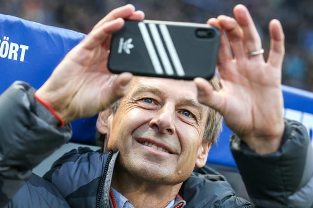 Hertha-Coach Jürgen Klinsmann und sein Smartphone.