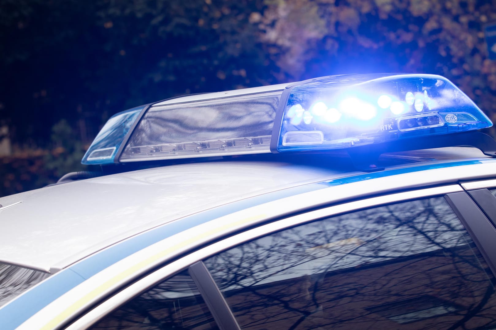 Polizeiwagen im Einsatz (Symbolbild): Passanten haben Rettungskräfte alarmiert.