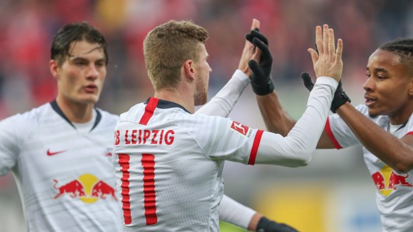 Leipzig lag durch ein Tor von Timo Werner (M) nach 26 Minuten schon 3:0 in Front, machte es am Ende aber noch spannend.