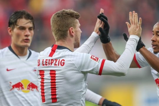 Leipzig lag durch ein Tor von Timo Werner (M) nach 26 Minuten schon 3:0 in Front, machte es am Ende aber noch spannend.