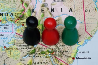 Auf einer Landkarte stehen drei Figuren in den Farben der Keniakoalition (Symbolbild): Sachsen erwartet wohl die dritte Kenia-Koalition in Deutschland.