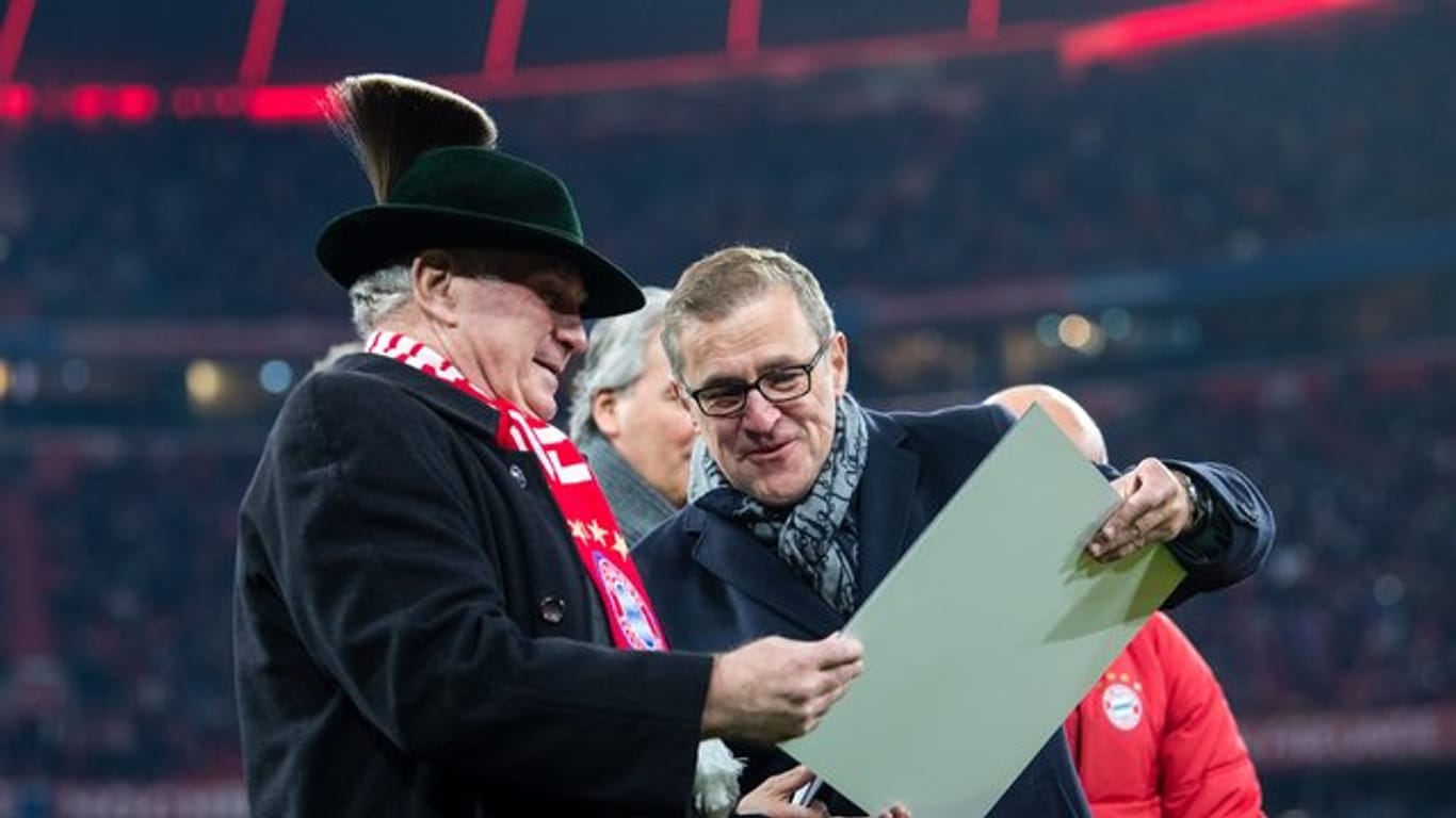 Uli Hoeneß wurde vor dem Leverkusen-Spiel von Jan Christian Dreesen (r) geehrt.