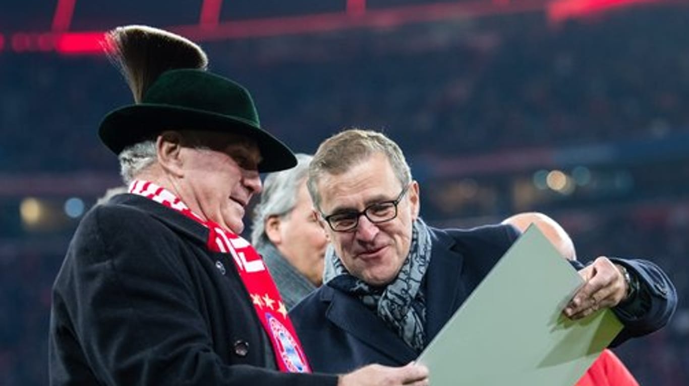 Uli Hoeneß wurde vor dem Leverkusen-Spiel von Jan Christian Dreesen (r) geehrt.
