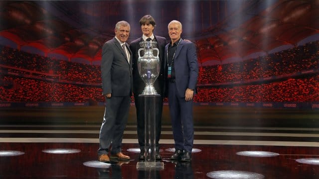 Joachim Löw posiert mit den Trainern der deutschen Gruppengegner: Fernando Santos von Portugal (l) und Didier Deschamps von Frankreich (r).