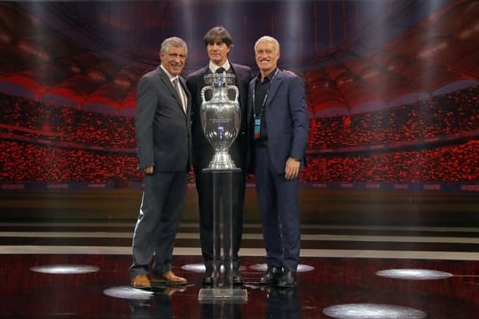 Joachim Löw posiert mit den Trainern der deutschen Gruppengegner: Fernando Santos von Portugal (l) und Didier Deschamps von Frankreich (r).