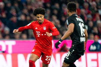 Serge Gnabry (l.): Der FC Bayern unterliegt zu Hause Bayer Leverkusen.