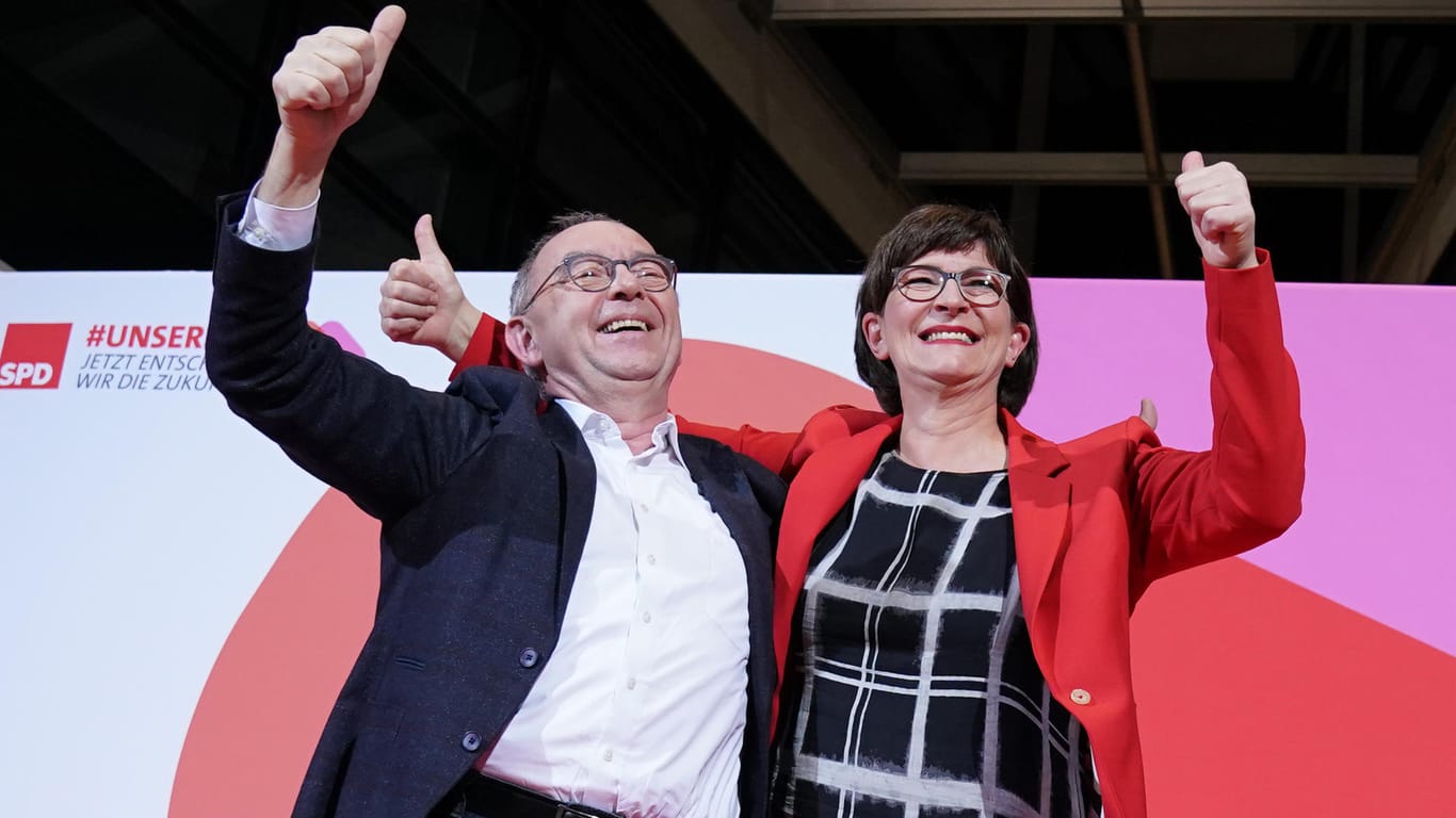So sehen Sieger aus: Norbert Walter-Borjans und Saskia Esken feiern das Abstimmungsergebnis.