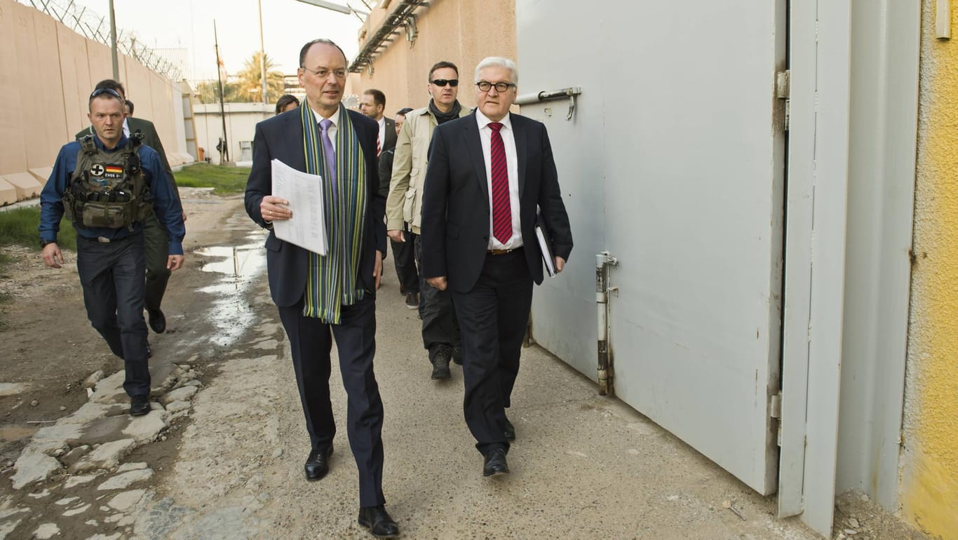 Ekkehard Brose (v.), damals Botschafter im Irak, mit dem damaligen Außenminister Frank-Walter Steinmeier in Bagdad.