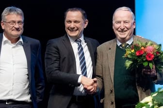 Jörg Meuthen (l-r), Tino Chrupalla und Alexander Gauland beim Parteitag in Braunschweig.